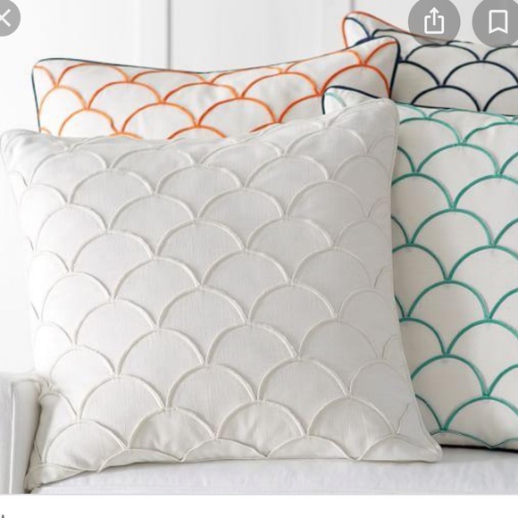Pottery Barn Scallop Embroidered Pillow Cover - Picture 5 of 6